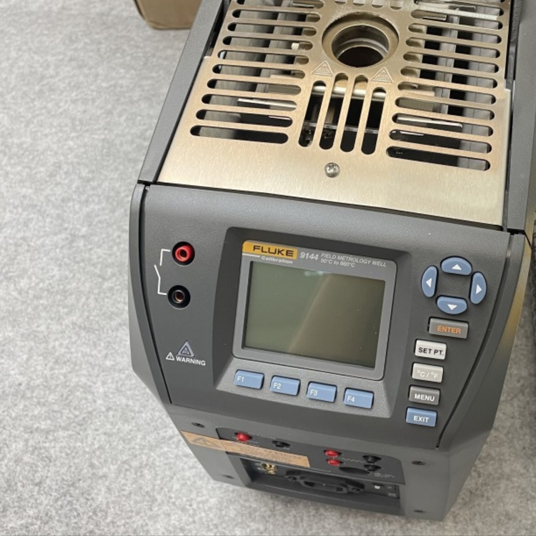 Fluke 9144 Dry-Well Temperature Calibrator